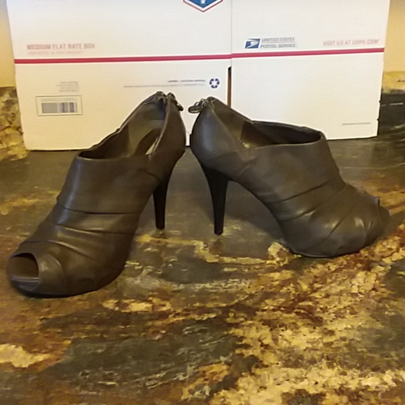 🎈 Vera Wang platform peep toe booties - Picture 2 of 8